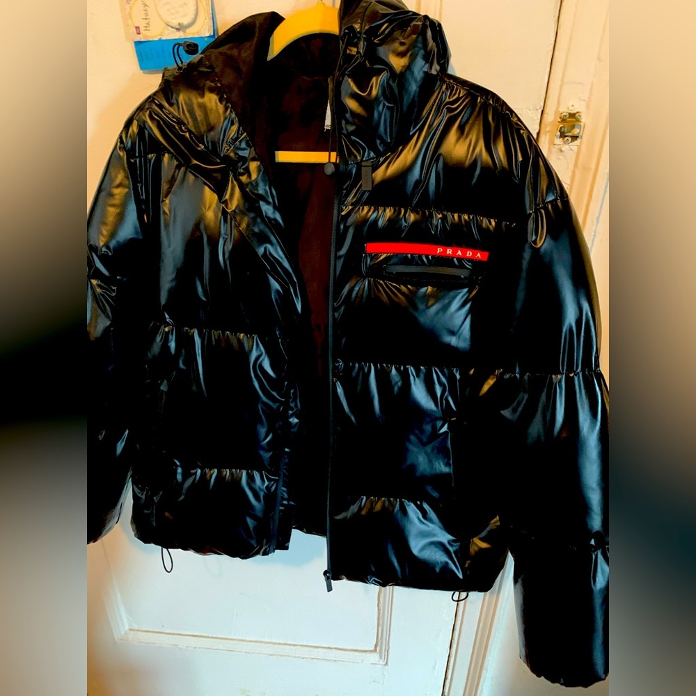 Barely worn Prada mini bubble jacket. Super warm and super fashionable.